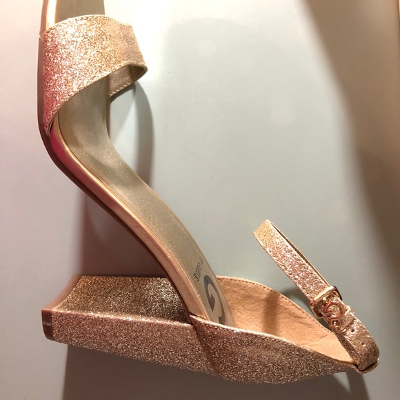 Size 8 Gold Guess Heel - Picture 3 of 5